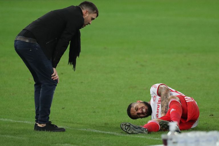 El dolor de Guerrero por su lesión ante la mirada del técnico Eduardo Coudet.