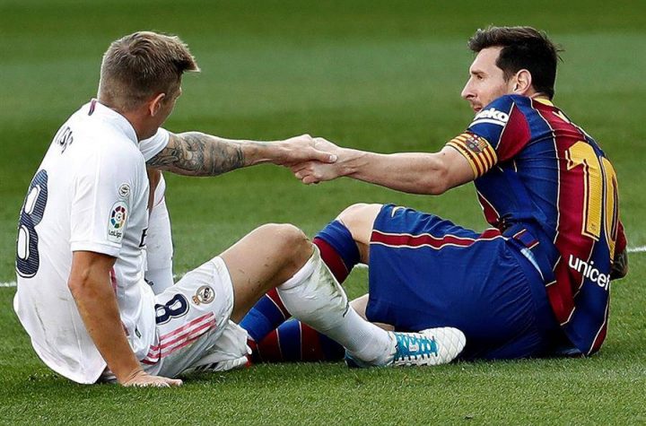 Toni Kroos (i) junto a Lionel Messi en el pasado clásico disputado en octubre del 2020.