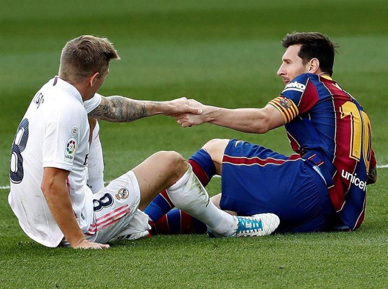 Toni Kroos (i) junto a Lionel Messi en el pasado clásico disputado en octubre del 2020.