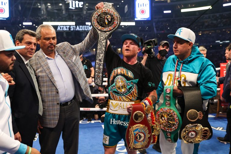 ‘Canelo’ Álvarez doblega a Billy Joe Saunders antes del noveno asalto