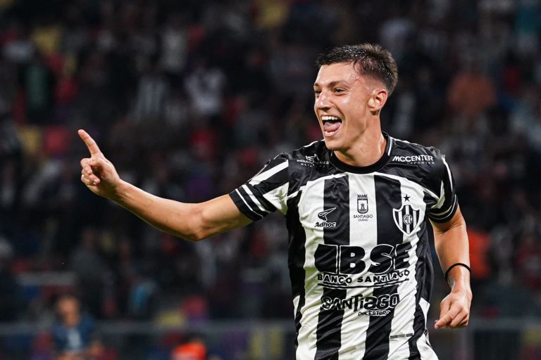 Central Córdoba se hizo fuerte de local y es líder del grupo