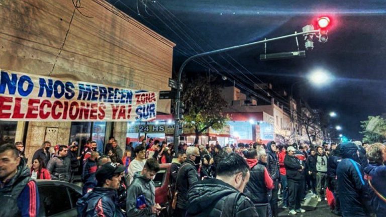 Manifestación de los hinchas de San Lorenzo en la sede del club